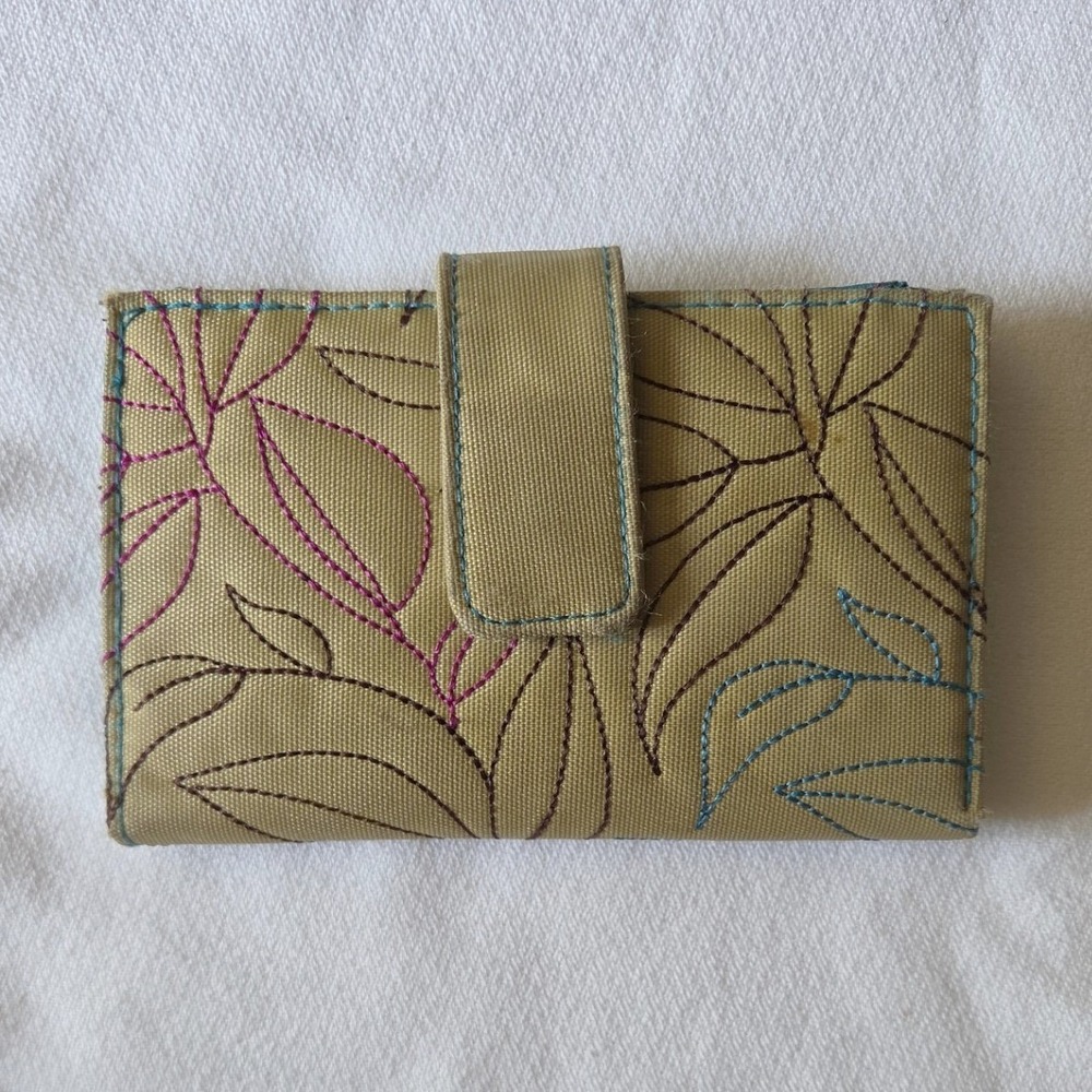 Travelon Trifold Wallet Womens Tan Blue Floral Embroidered F11860